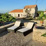 Stari Dvori Poljica (Hvar)