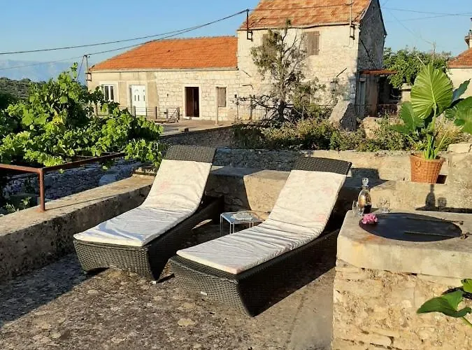 Stari Dvori Poljica (Hvar)